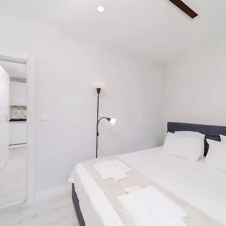 Cozy King Bedroom Dw Apt Kisla1 Apartment
